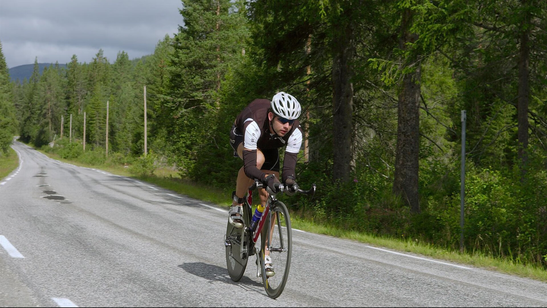 国际铁人三项赛事挑战运动员综合能力，国际铁人三项标志
